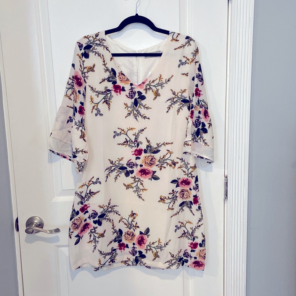 Belongsci White Floral Vneck Bell Sleeve Shift Dress - Picture 3 of 9